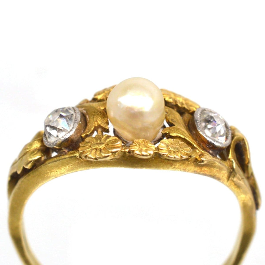 Jugendstil-Ring aus 18 Karat Gold mit natürlicher Perle und Diamanten im Minenschliff, florales Design aus dem frühen 20. Jahrhundert.