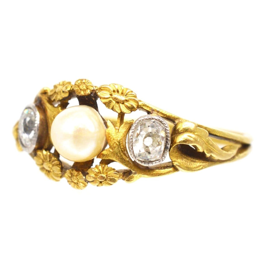 Jugendstil-Ring aus 18 Karat Gold mit einer natürlichen Perle und zwei Diamanten im Altminenschliff mit floralen Details.