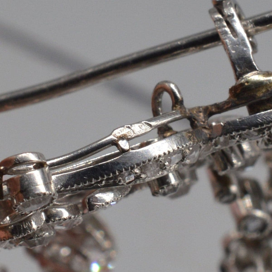 Nahaufnahme des Verschlussmechanismus einer Vintage-Brosche aus 18 Karat Weißgold mit Diamanttropfen, die exquisite Handwerkskunst zeigt.