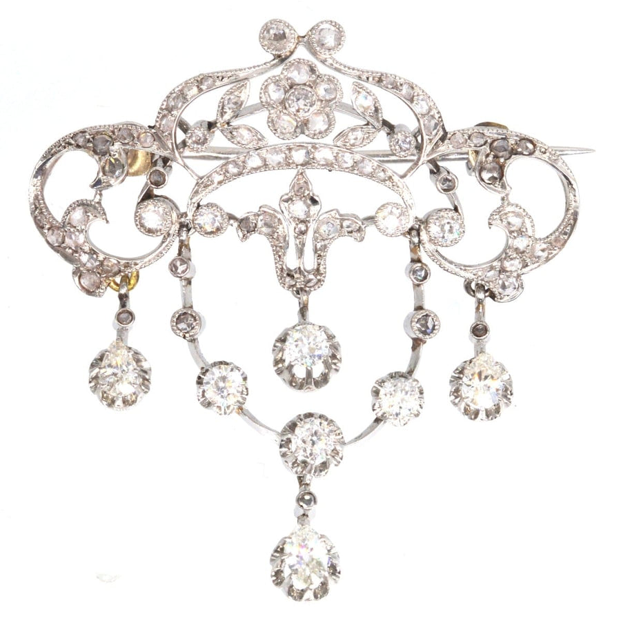 Belle Epoque Diamantbrosche aus 18 Karat Weißgold mit floralen Motiven und birnenförmigen Diamanttropfen.