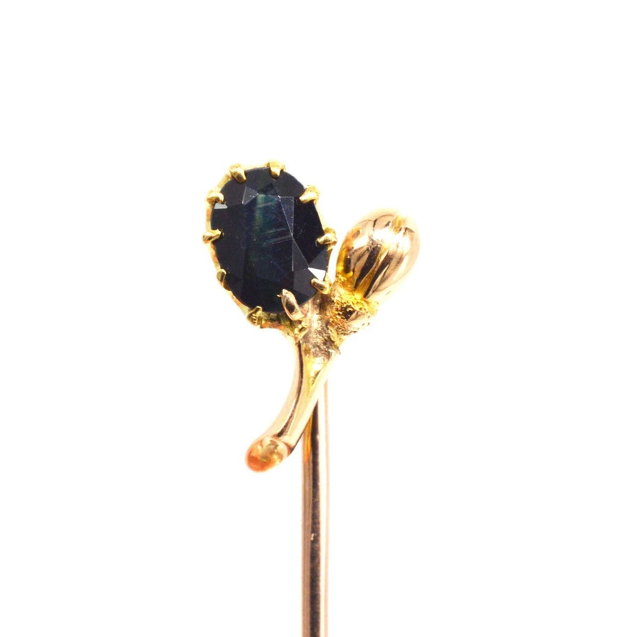 Anfang des 20. Jahrhunderts 18ct Gold Dark Sapphire Krawattennadel von Blume und Knospe | Parkin and Gerrish | Antique & Vintage Jewellery