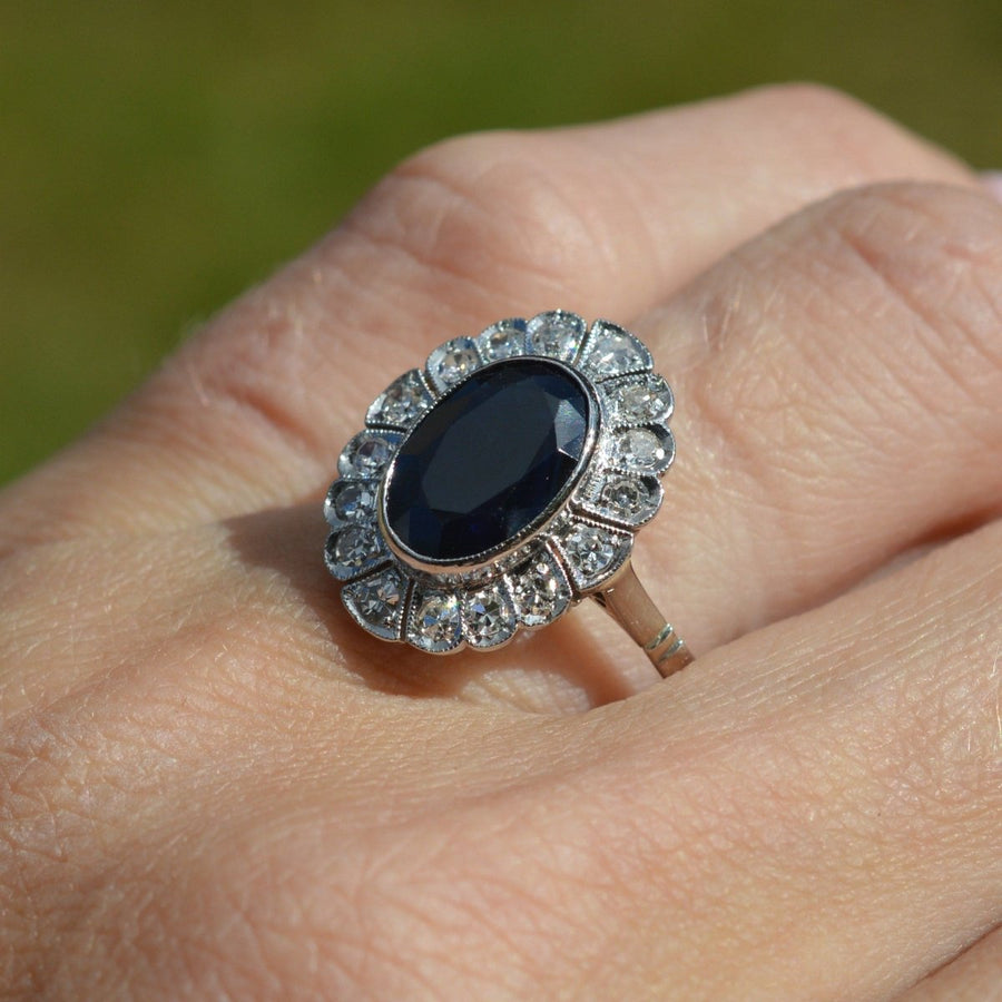 Dunkelblauer Saphir und Diamant-Cluster-Ring aus dem frühen 20. Jahrhundert | Parkin and Gerrish | Antiker & Vintage-Schmuck
