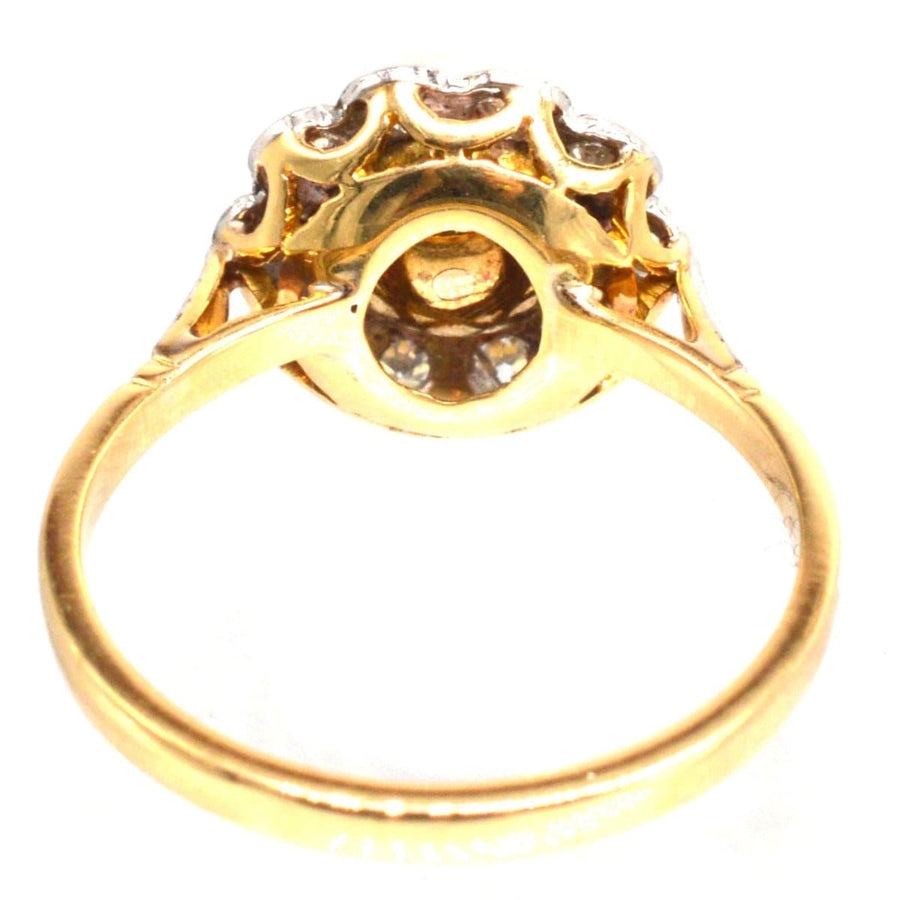 Französischer Perlen-Diamant-Cluster-Ring aus Gold und Platin aus dem frühen 20. Jahrhundert, der sich durch ein kompliziertes Design und Eleganz auszeichnet.