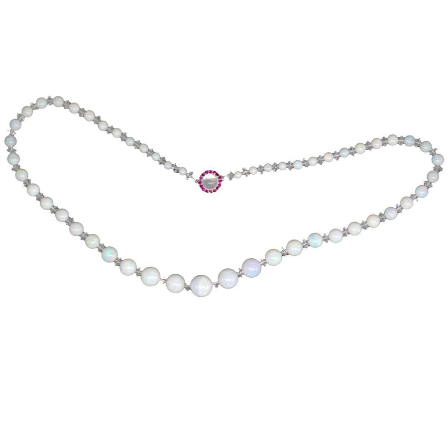 Anfang des 20. Jahrhunderts: elegantes und leuchtendes Collier aus Opalperlen mit Rubin- und Mondsteinverschluss.