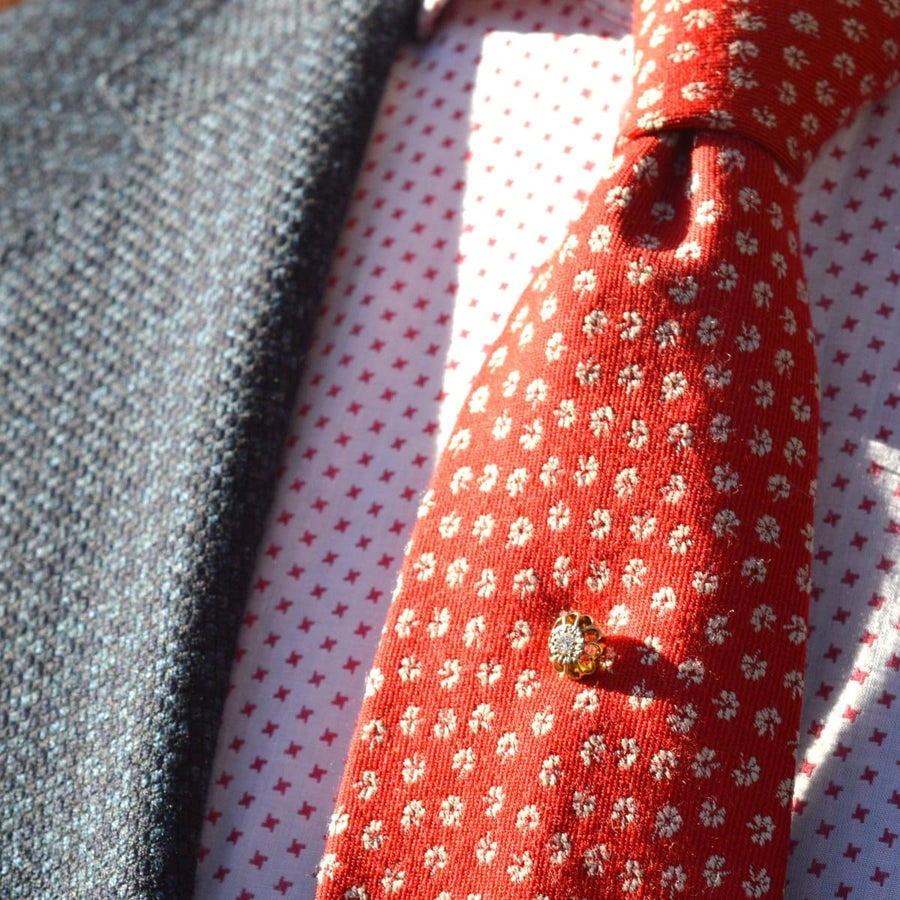 Elegant Edwardian 15ct gold and platinum diamond tie pin displayed on a red patterned tie, perfect for formal occasions.