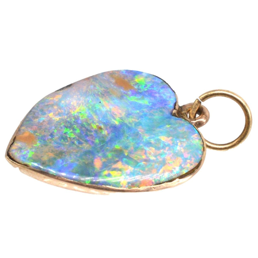 Edwardian 15ct Gold Herz Anhänger mit einem großen schwarzen Opal Edelstein, perfekt für antike Schmucksammlungen.