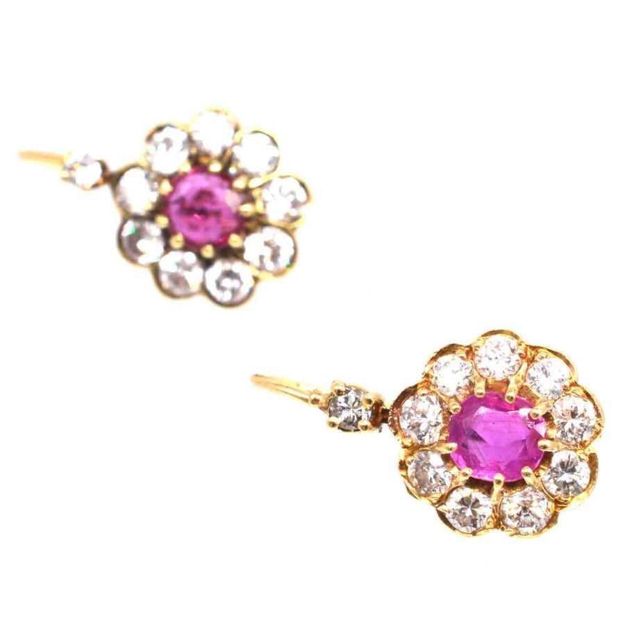 Edwardianische Ohrringe aus 15-karätigem Gold mit einem mit Diamanten besetzten Rubincluster, klassisches Vintage-Schmuckdesign.