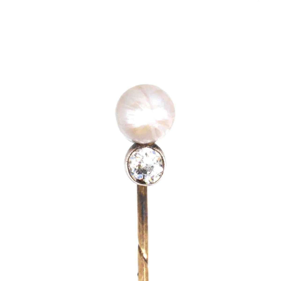 Edwardianische Krawattennadel aus 15 Karat Gold mit einer natürlichen Perle und einem Brillanten, die Eleganz und Raffinesse symbolisieren.