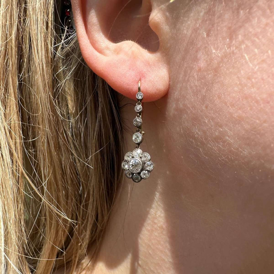Elegante Edwardian 18ct Gold und Platin Diamant-Cluster Tropfen Ohrringe im Ohr getragen.