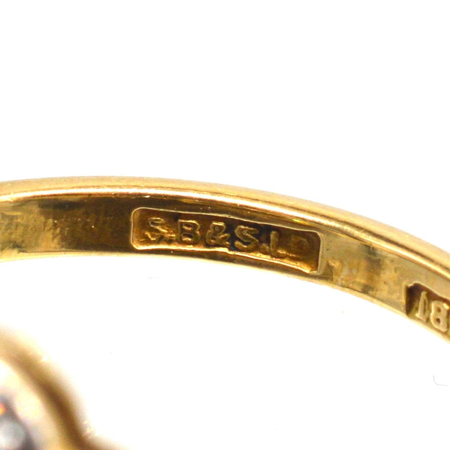 Detail der Punzierung des edwardianischen Saphir- und Diamantclusterrings, markiert mit S. Blanckensee & Sons Ltd. in 18ct Gold.