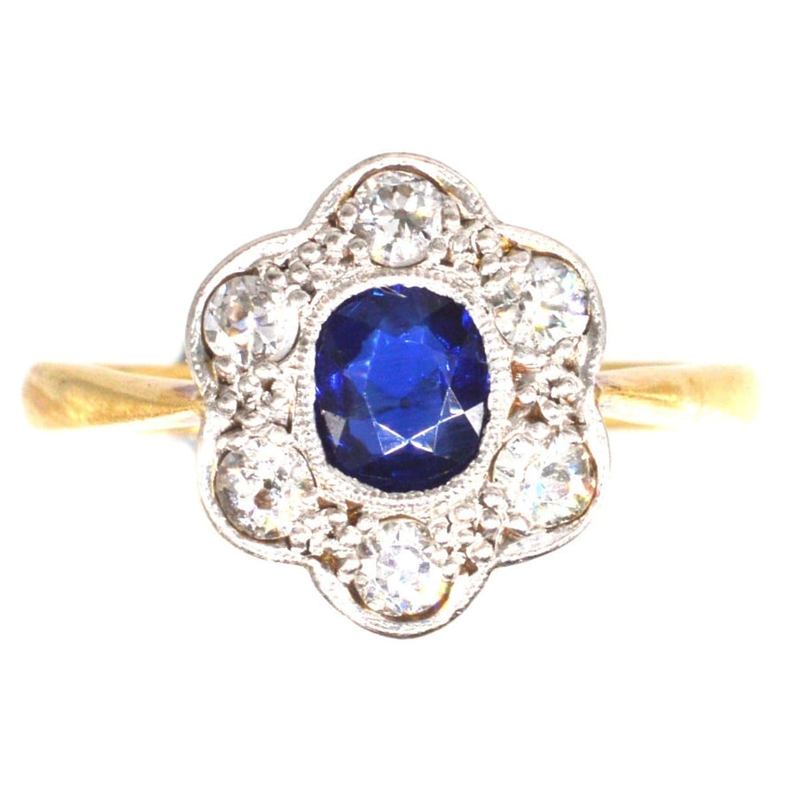 Edwardian 18ct Gold Saphir und Diamant-Cluster-Ring präsentiert einen blauen Saphir und funkelnden Diamanten.