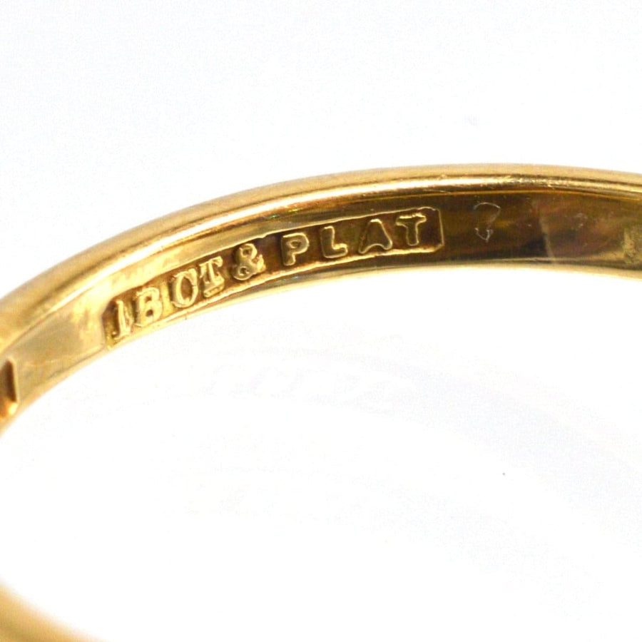 Nahaufnahme des Innenrings eines Goldrings mit der Aufschrift "BOTT & PLAT", die seine handwerkliche Qualität verdeutlicht.