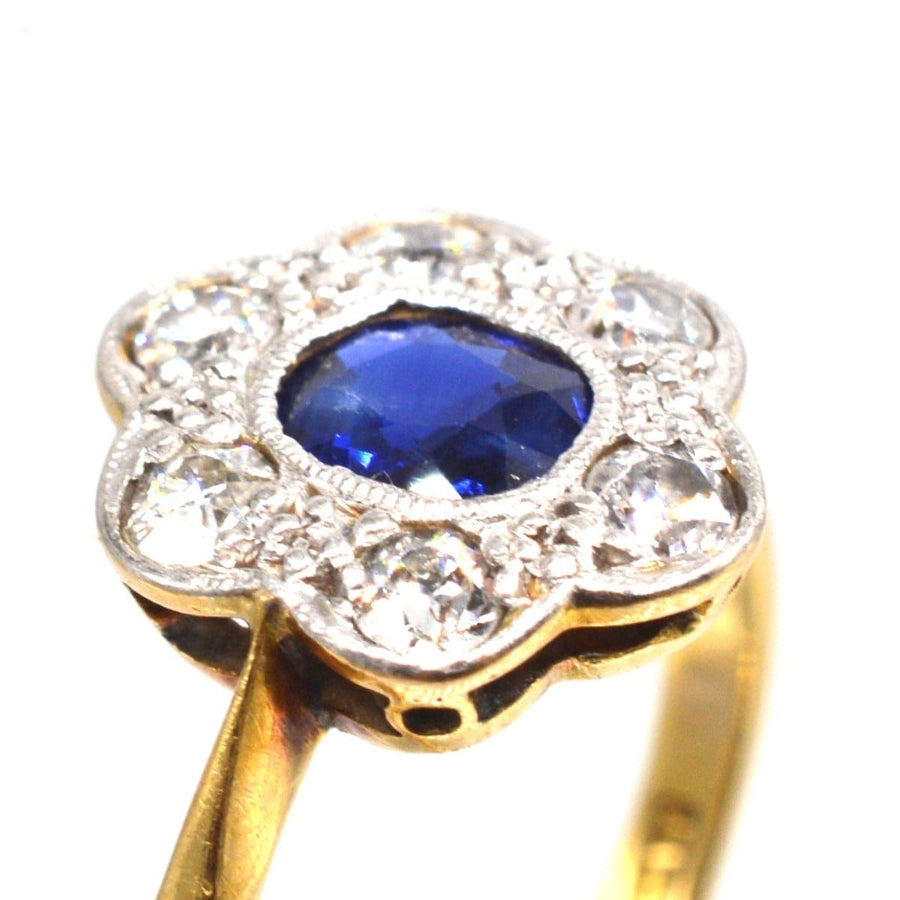 Edwardian 18ct Gold und Platin Saphir und Diamant-Cluster-Ring, mit einem blauen Saphir Zentrum und Diamant-Akzenten.