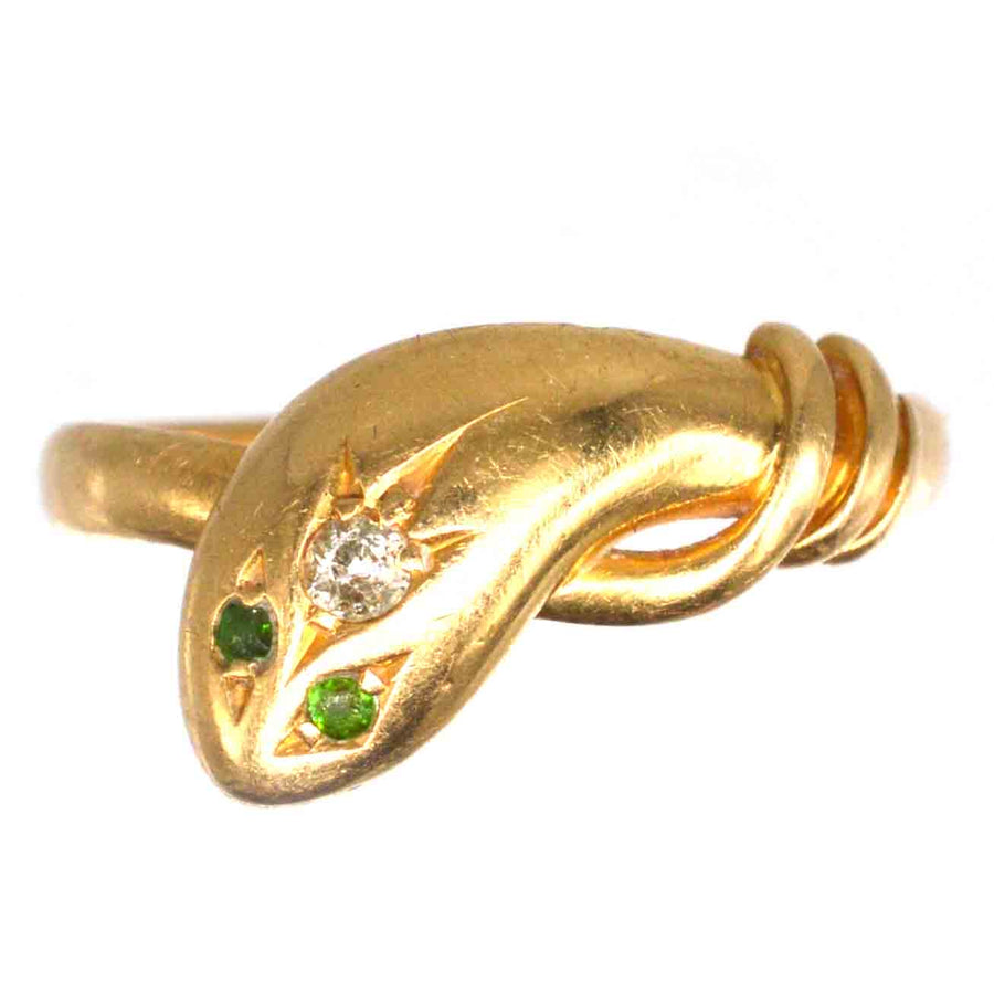 Edwardianischer Schlangenring aus 18-karätigem Gold mit Diamanten und grünen Granataugen, der aufwändige Handwerkskunst zeigt.