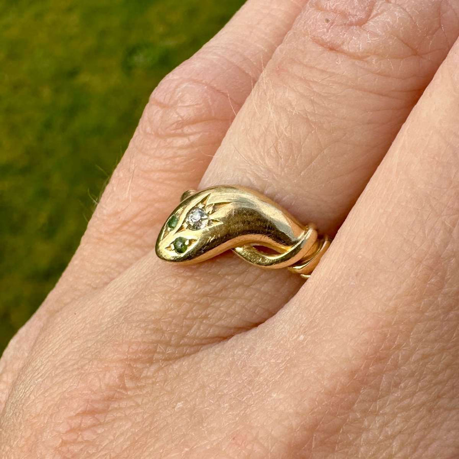Edwardianischer Schlangenring aus 18 Karat Gold mit Diamanten und grünen Granataugen, der sich elegant um einen Finger schlängelt.
