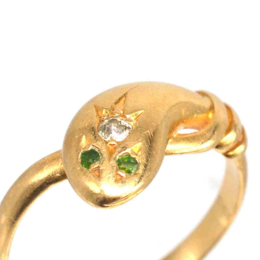 Edwardianischer Schlangenring aus 18 Karat Gold mit einem Diamanten und zwei grünen Granataugen, der exquisite Handwerkskunst zeigt.
