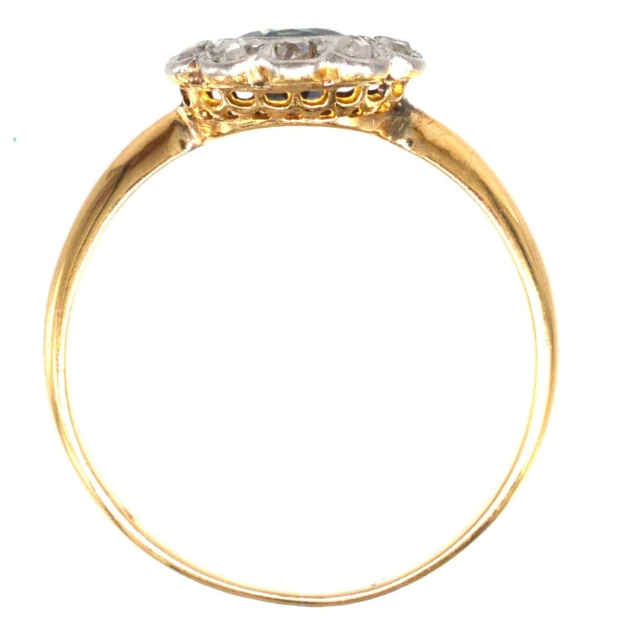 Eleganter edwardianischer Ring aus 18-karätigem Gold mit einem blaugrünen Saphir und einem Diamantcluster, perfekt als Verlobungsgeschenk.