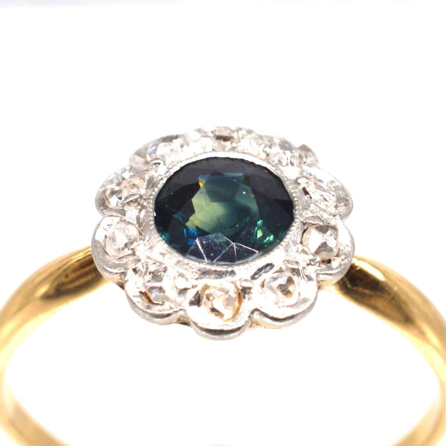 Edwardianischer Ring aus 18-karätigem Gold mit einem blaugrünen Saphir, der von einem Diamantcluster umgeben ist, für ein elegantes Schmuckdesign.