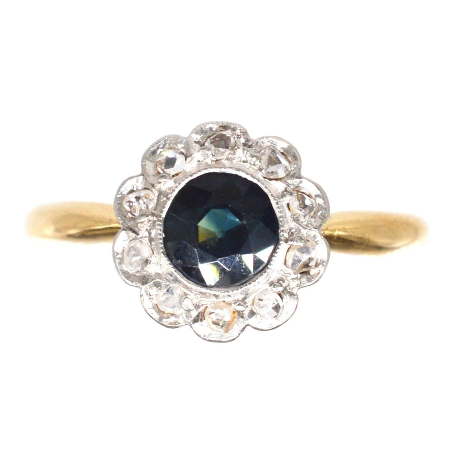 Edwardian 18ct Gold teal Saphir und Diamant-Cluster-Ring, präsentiert einen atemberaubenden runden blauen Stein umgeben von funkelnden Diamanten.