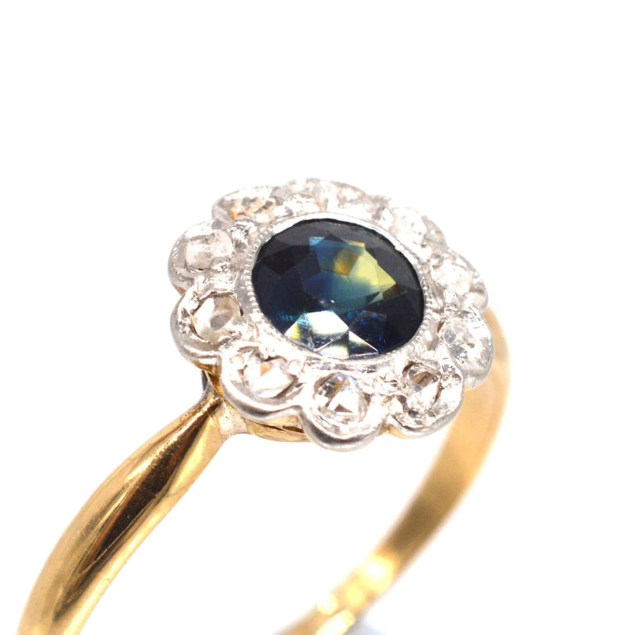 Edwardianischer Ring aus 18-karätigem Gold mit tealfarbenem Saphir und diamantenen Akzenten, mit floralem Design.