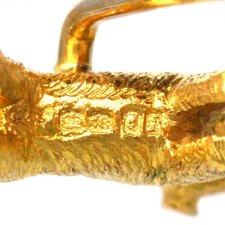 Nahaufnahme einer Edwardian 18ct Gold Terrier Hund Krawattennadel, zeigt komplizierte Details und Punze.