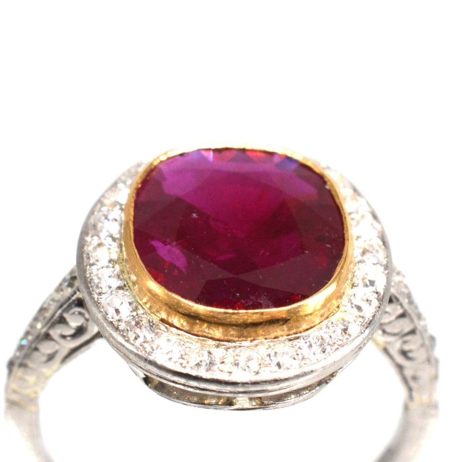 Edwardianischer Ring aus 18 Karat Weißgold mit einem großen unerhitzten Burma-Rubin und einem Diamantcluster.