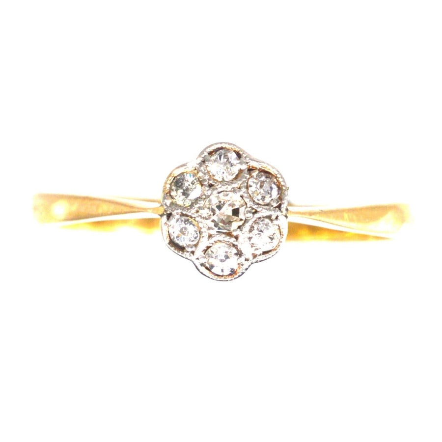 Edwardianischer Diamant-Gänseblümchen-Ring mit Millegrain-Fassung an einem Goldband, perfekt für die Verlobung.