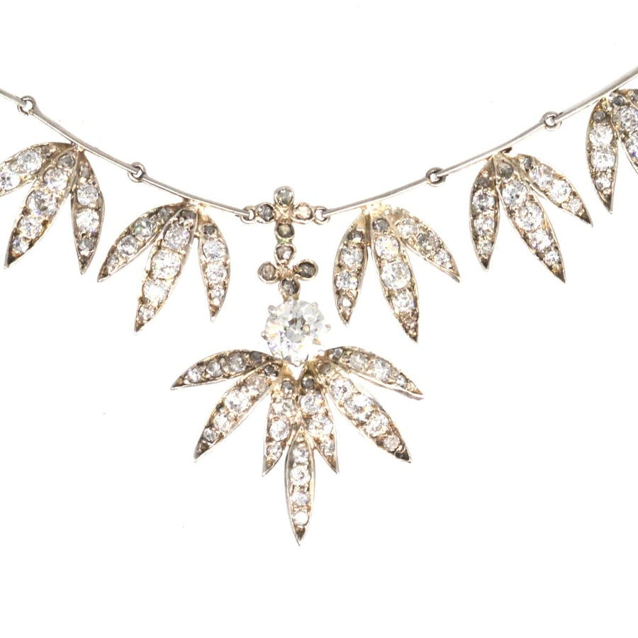 Edwardianische Silber- und Platin-Diamant-Halbfransenkette mit verschlungenen Diamantfransen und einem zentralen größeren Diamanten.