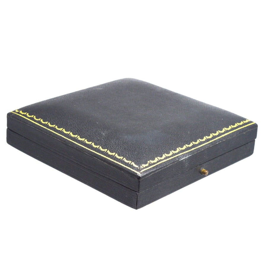 Schwarze Vintage-Schmuckschatulle mit gelbem Zierrand, perfekt für die Aufbewahrung edler Accessoires.