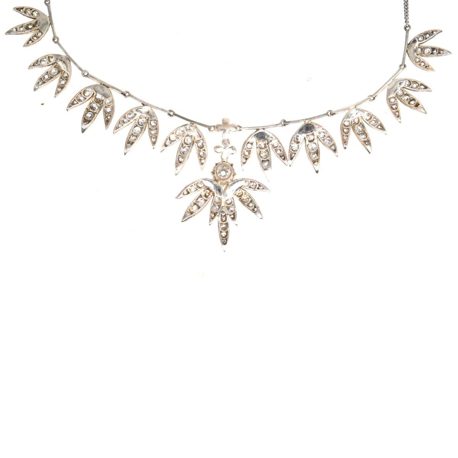 Edwardianische Silber- und Platin-Diamant-Halbfransen-Halskette mit verschlungenen Wedeln und zentralem Diamantdetail.