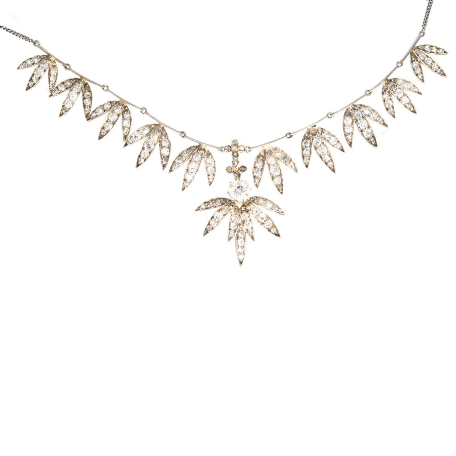 Edwardianische Silber- und Platin-Diamant-Halbfransenkette mit Wedeln und einem großen zentralen Diamanten.