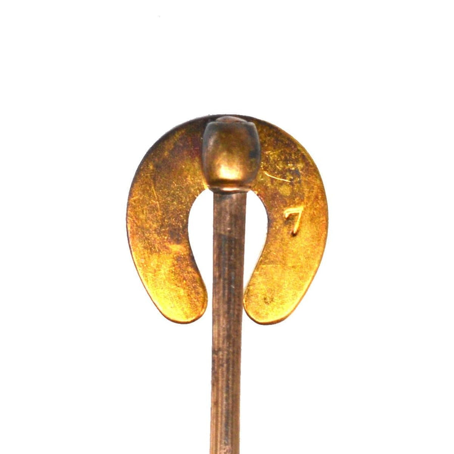 Krawattennadel aus 9 Karat Gold mit Hufeisen, Perle und Koralle, die Glück und Schutz vor dem Bösen symbolisieren.