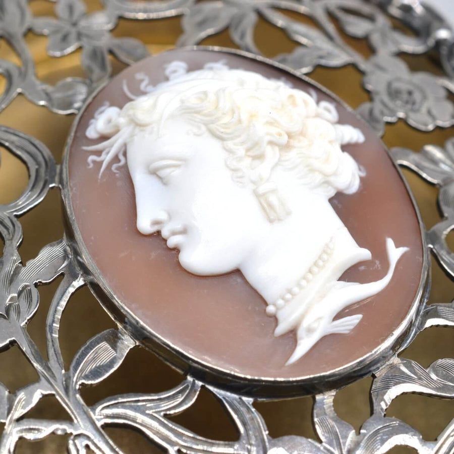 Italienische Kamee der Aphrodite in einer kunstvoll gestalteten Silberschatulle, die exquisite Handwerkskunst zeigt.