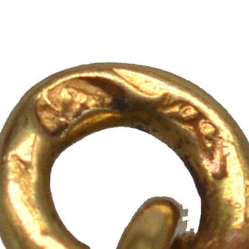 Nahaufnahme eines Manschettenknopfes aus 18-karätigem Gold mit detaillierten Punzierungen aus der französischen Art-déco-Kunst der 1920er Jahre.