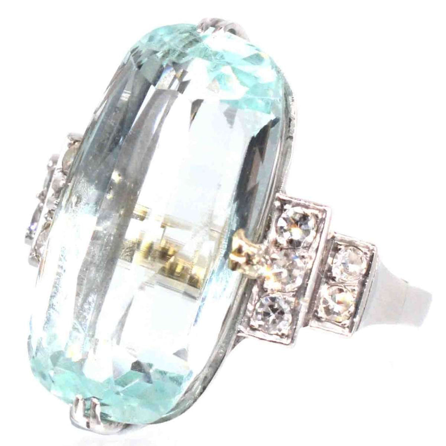 Französischer Platinring im Art-Déco-Stil mit 12-karätigem Aquamarin und Diamanten als Akzente, der ein elegantes geometrisches Design aufweist.