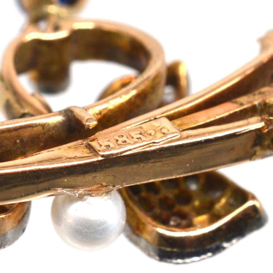 Nahaufnahme einer französischen Jugendstil-Brosche/eines Anhängers mit Details aus 14-karätigem Gold, Diamantblättern, Perlen und Cabochon-Saphiren.