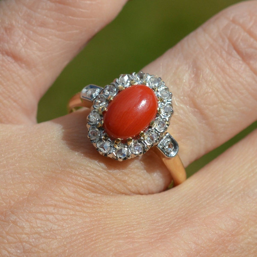 Französischer Belle Époque Ring mit roter Koralle und Diamanten Cluster | Parkin and Gerrish | Antiker & Vintage-Schmuck