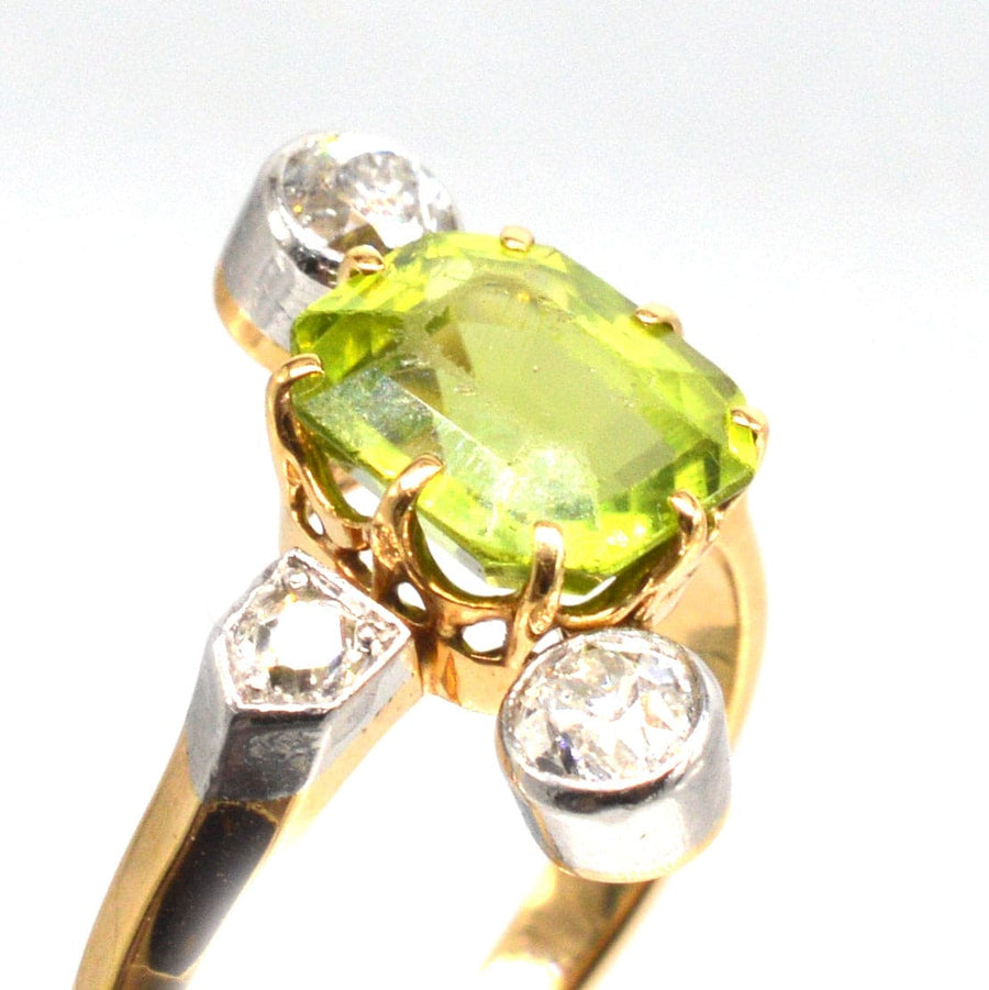 Antiker französischer Peridot- und Diamantring aus der Belle Epoque mit einzigartigem asymmetrischem Design, der einen leuchtend grünen Peridot und funkelnde Diamanten aufweist.