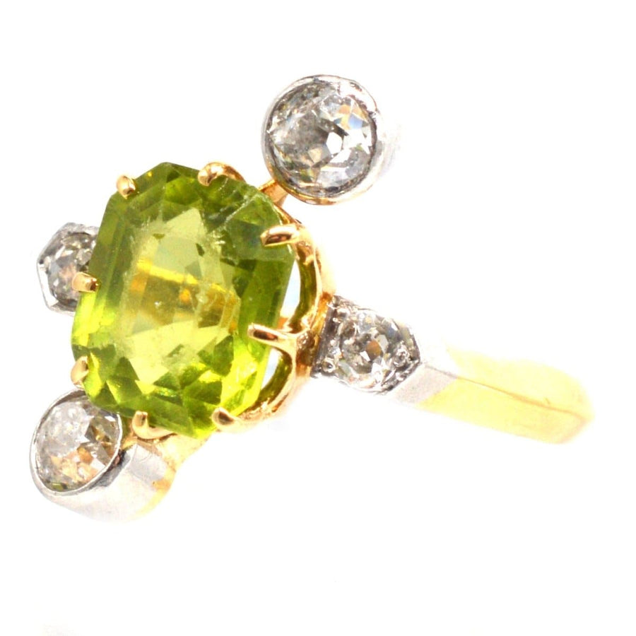 Französischer Peridot- und Diamantring aus der Belle Epoque mit einem leuchtenden Peridot und Diamanten in einem asymmetrischen Design.
