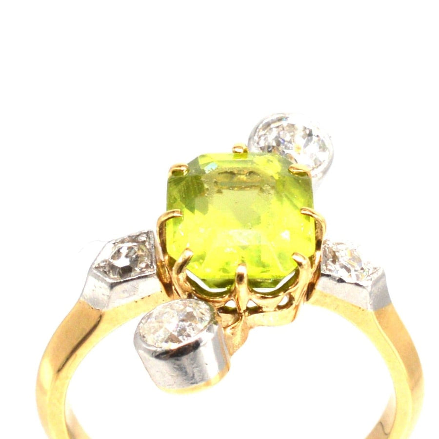 Belle-Epoque-Ring mit Peridot und Diamanten. Der lebhafte Peridot ist umgeben von funkelnden Diamanten in einem asymmetrischen Design.