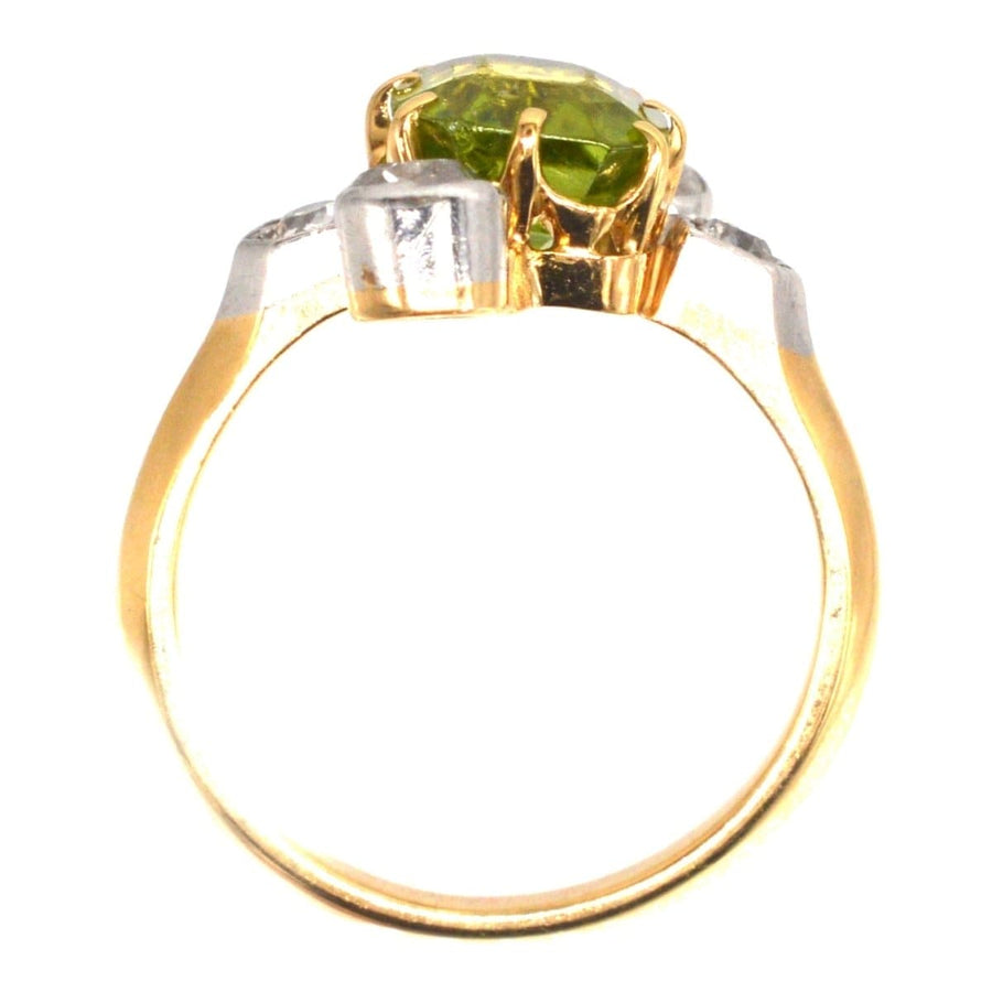 Einzigartiger französischer Peridot-Ring aus der Belle Epoque mit Diamant-Akzenten, perfekt für die Verlobung oder besondere Anlässe.