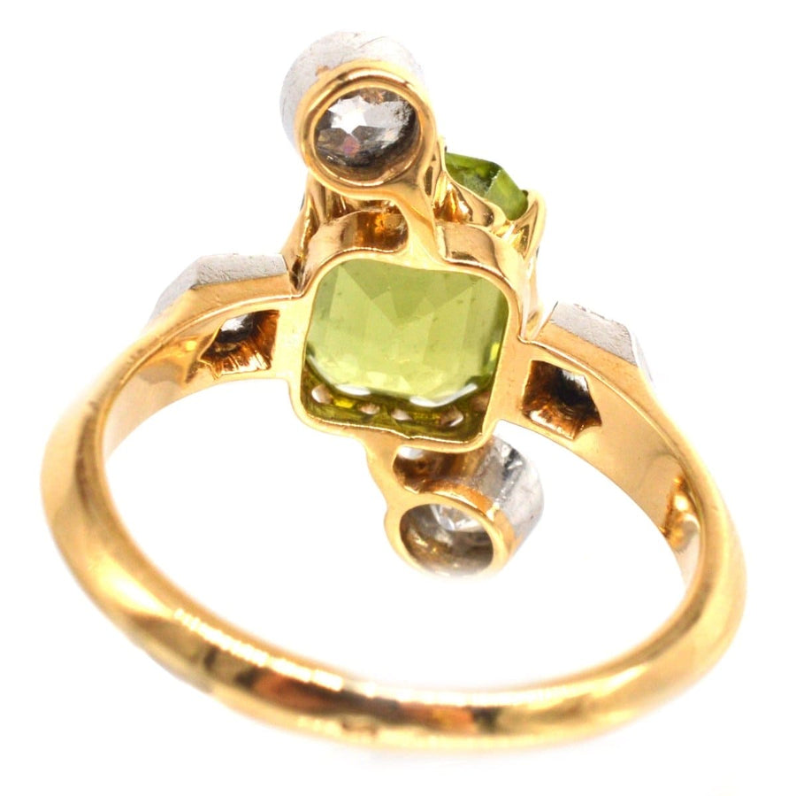 Asymmetrischer französischer Peridot- und Diamantring aus der Belle Epoque mit leuchtend grünem Peridot und funkelnden Diamanten.