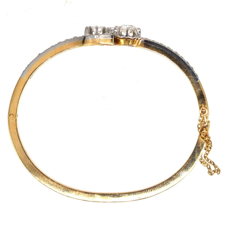 Französischer Diamantarmreif aus 18 Karat Gold und Platin aus dem frühen 20. Jahrhundert mit eleganten Verzierungen.