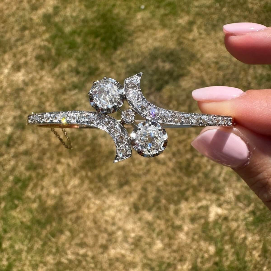 Französischer Diamantarmreif aus 18 Karat Gold und Platin des 20. Jahrhunderts Toi et Moi mit zwei großen Diamanten.