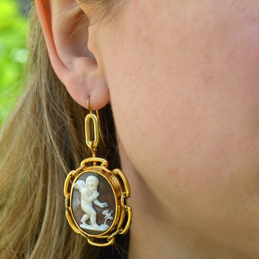 Große 15ct Gold Cameo Ohrringe des 19. Jahrhunderts von Amor und ein Schmetterling | Parkin und Gerrish | Antike & Vintage-Schmuck