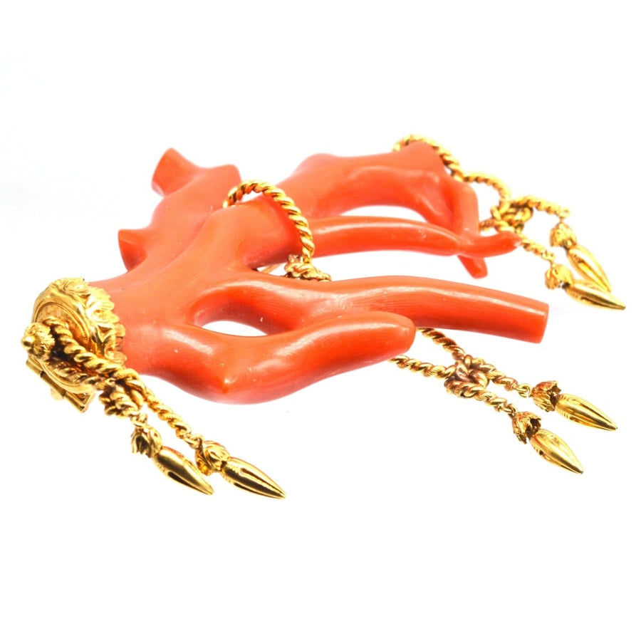 Große Brosche aus roter Koralle des 19. Jahrhunderts mit goldenen Quasten, im extravaganten Rocaille-Stil.
