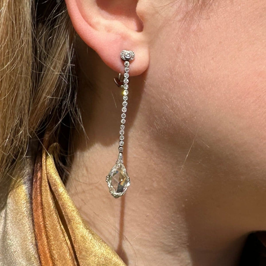 Elegante Tropfenohrringe mit Diamanten im Rosenschliff und Platinketten, die ein zeitloses edwardianisches Design präsentieren.