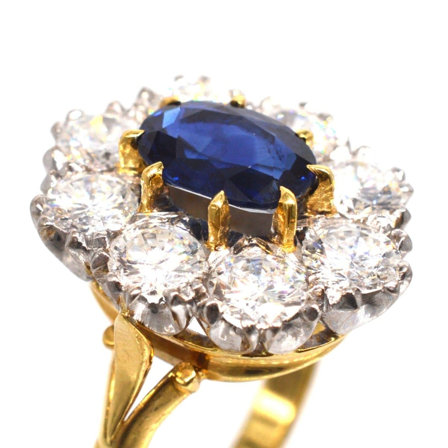Großer Saphir- und Diamant-Cluster-Ring aus der Mitte des Jahrhunderts mit einem 1,9-karätigen Saphir und 4-karätigen Diamanten.