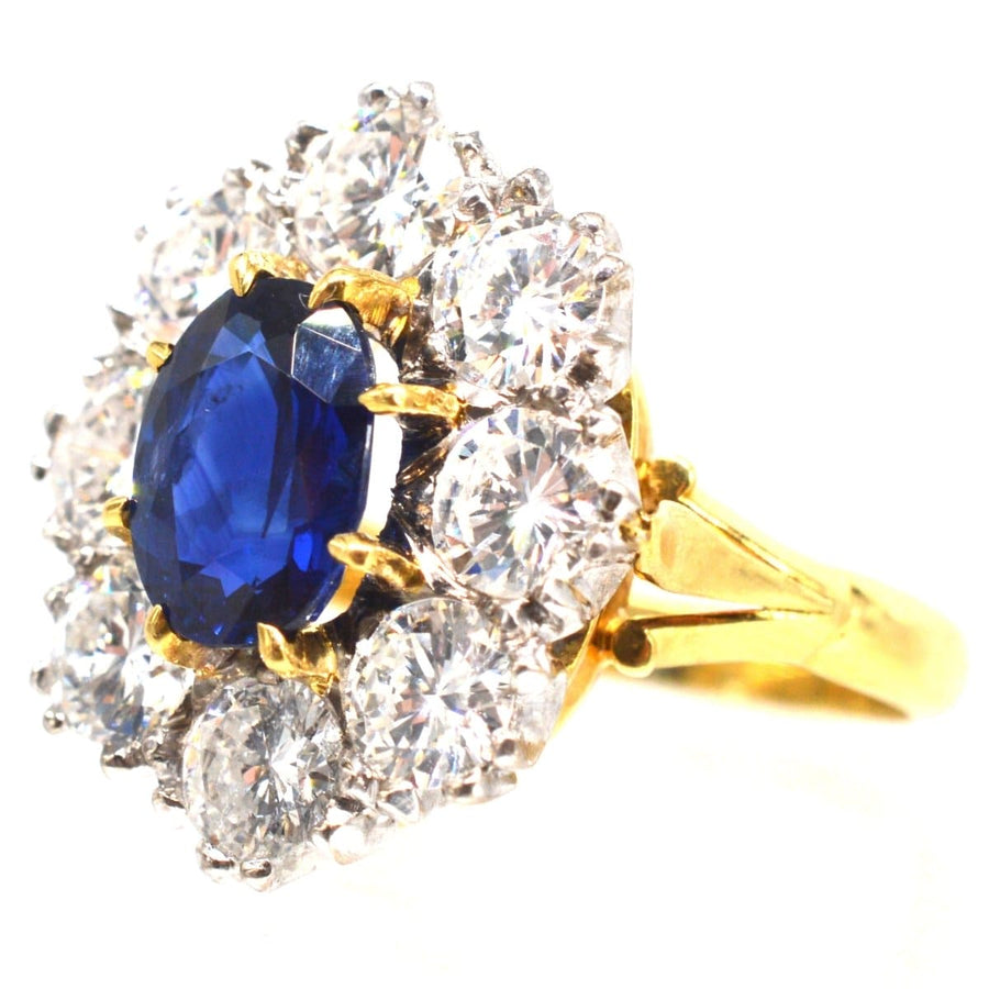 Großer Saphir- und Diamantring aus der Mitte des Jahrhunderts mit einem 1,9 Karat schweren Saphir und 4 Karat schillernden Diamanten.