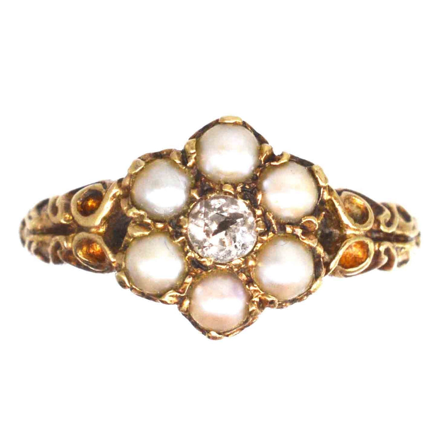 Spätviktorianischer Ring aus 9-karätigem Gold mit gespaltenen Perlen und Diamanten im Minenschliff in klassisch-romantischem Design.